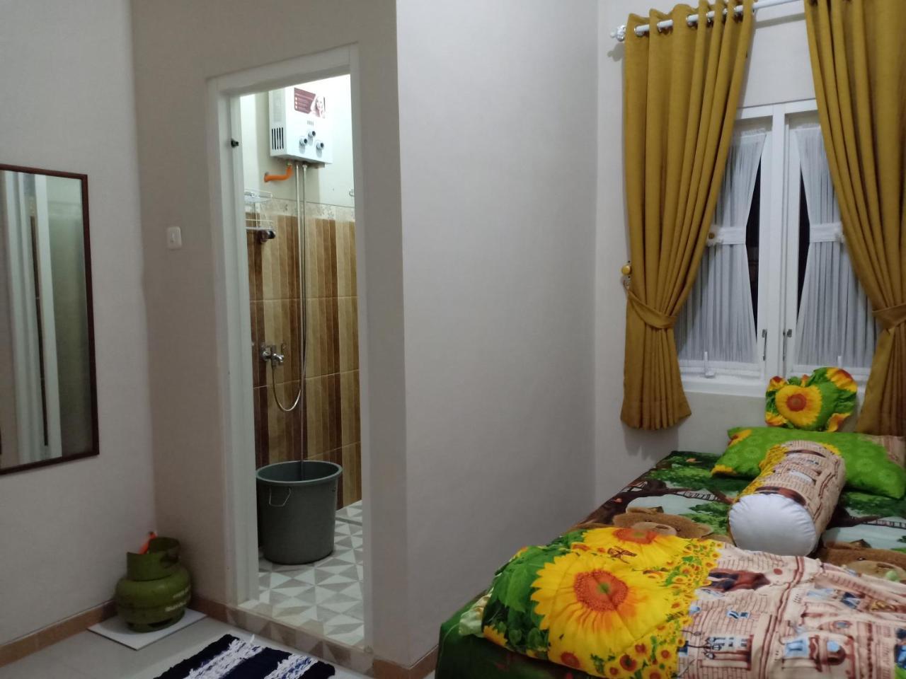Green Homestay Malang Eksteriør billede